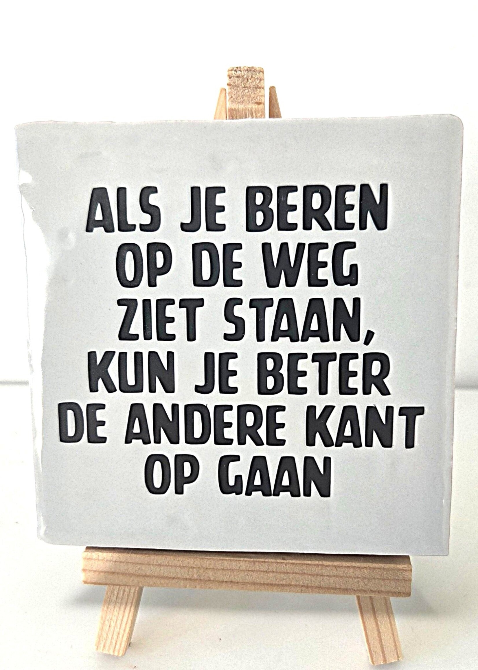 Tegel Quotes Tegel "Als je beren op de weg ziet staan, kun je beter de andere kant op gaan" – handgemaakt 10x10 cm