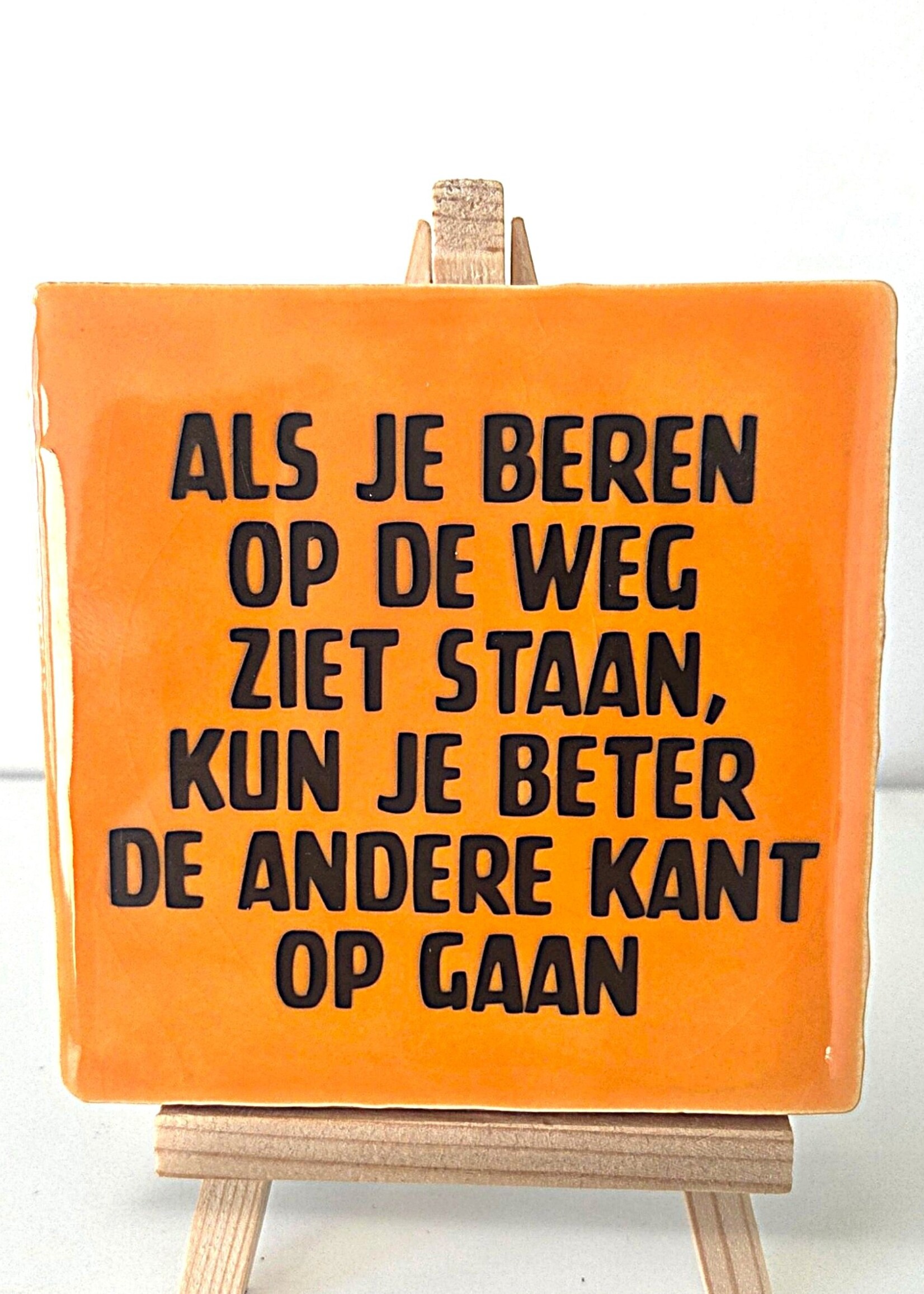 Tegel Quotes Tegel "Als je beren op de weg ziet staan, kun je beter de andere kant op gaan" – handgemaakt 10x10 cm