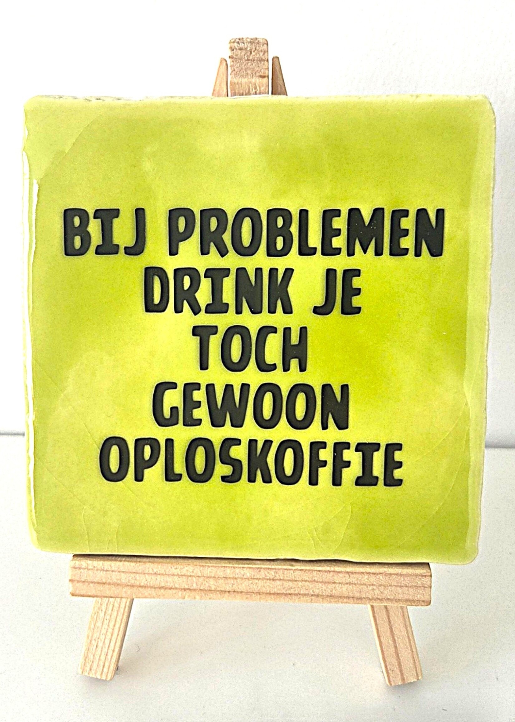 Tegel Quotes Tegel "bij problemen drink je toch gewoon oploskoffie" – handgemaakt 10x10 cm