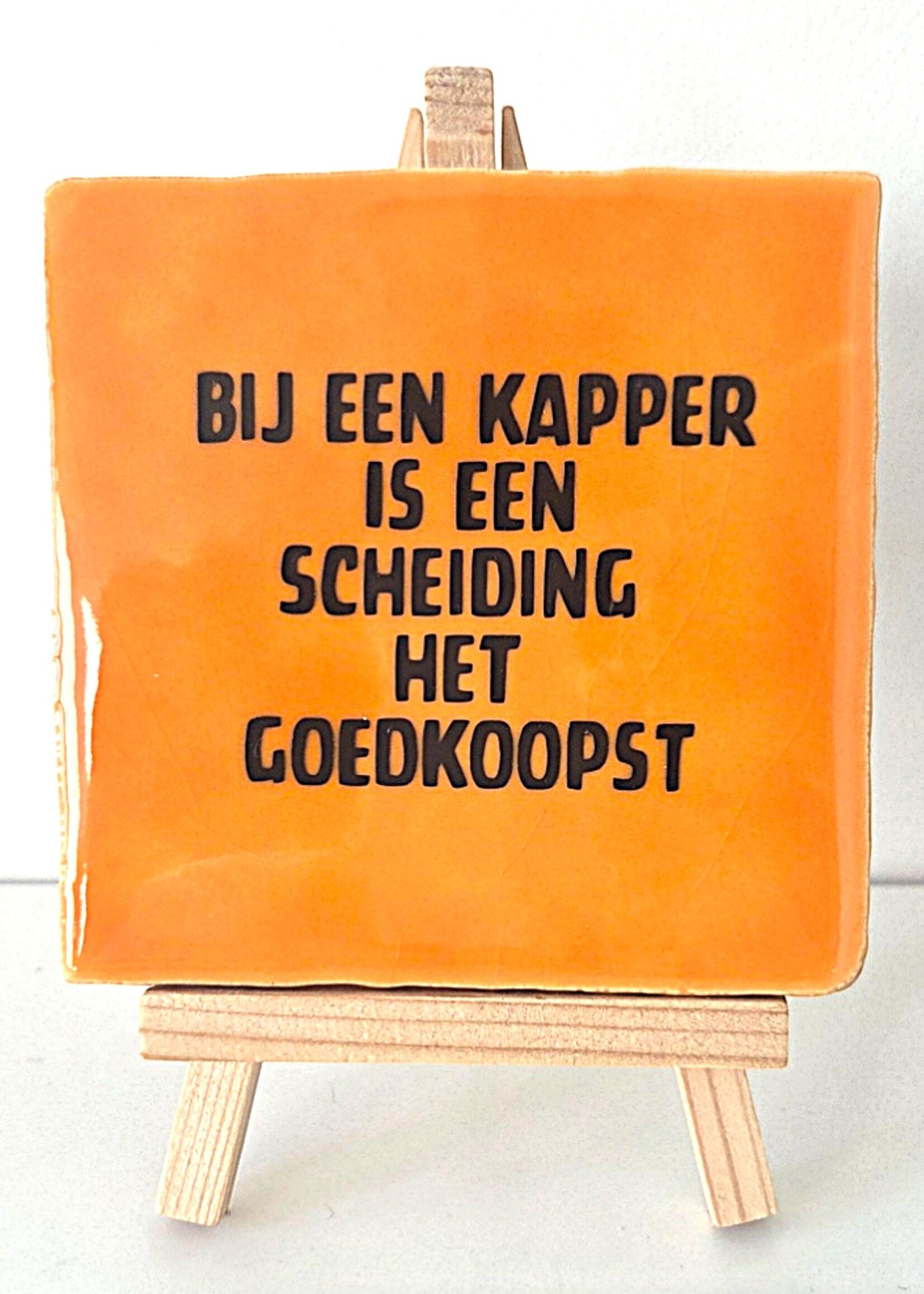 Tegel Quotes Tegel "Bij een kapper is een scheiding het goedkoopst" – handgemaakt 10x10 cm