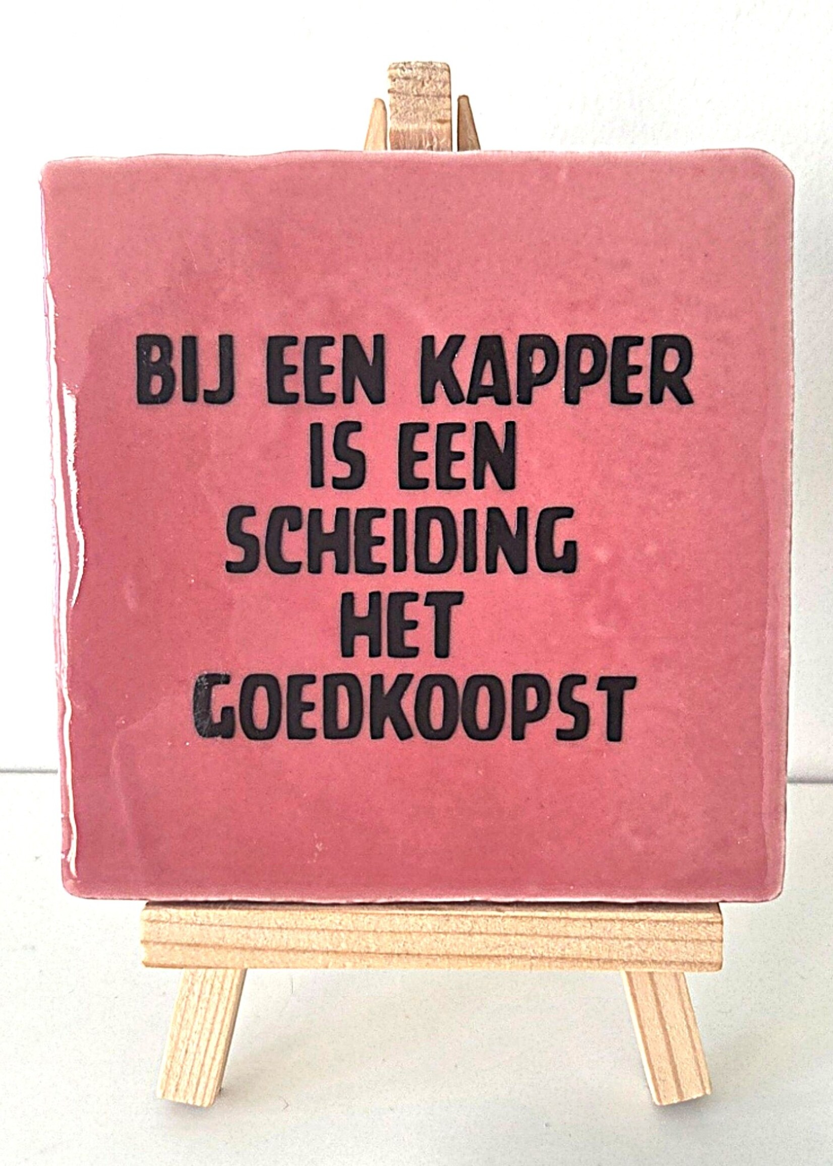 Tegel Quotes Tegel "Bij een kapper is een scheiding het goedkoopst" – handgemaakt 10x10 cm