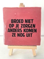 Tegel Quotes Broed niet op je zorgen anders komen ze nog uit - roze