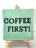 Tegel Quotes coffee first- groen