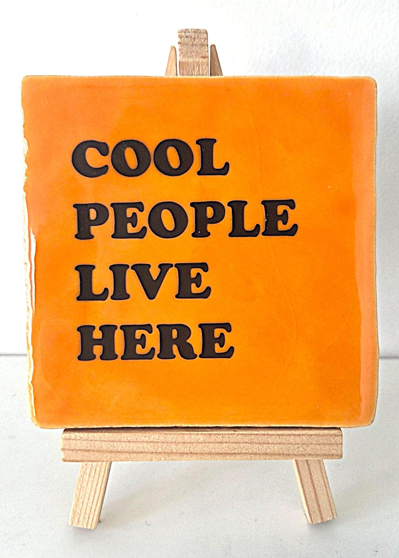 Tegel Quotes Tegel "cool people live here" – handgemaakt 10x10 cm
