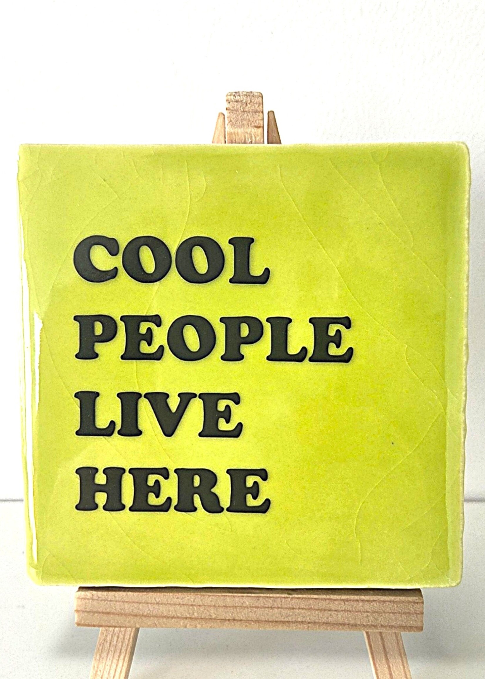 Tegel Quotes Tegel "cool people live here" – handgemaakt 10x10 cm