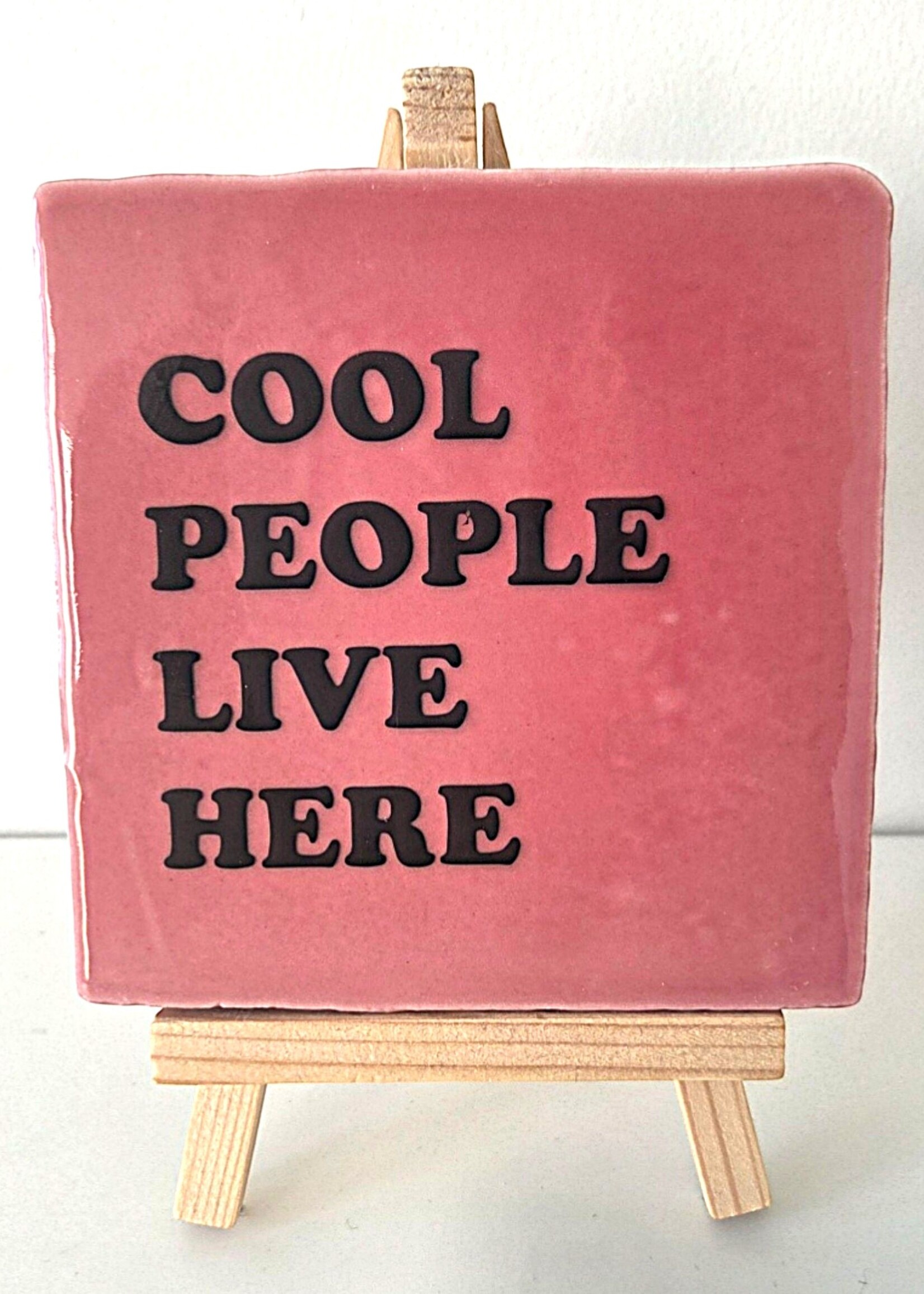 Tegel Quotes Tegel "cool people live here" – handgemaakt 10x10 cm