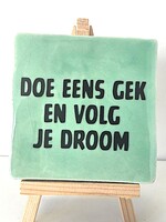 Tegel Quotes doe eens gek en volg je droom - groen