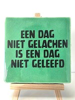 Tegel Quotes een dag niet gelachen is een dag niet geleefd-groen