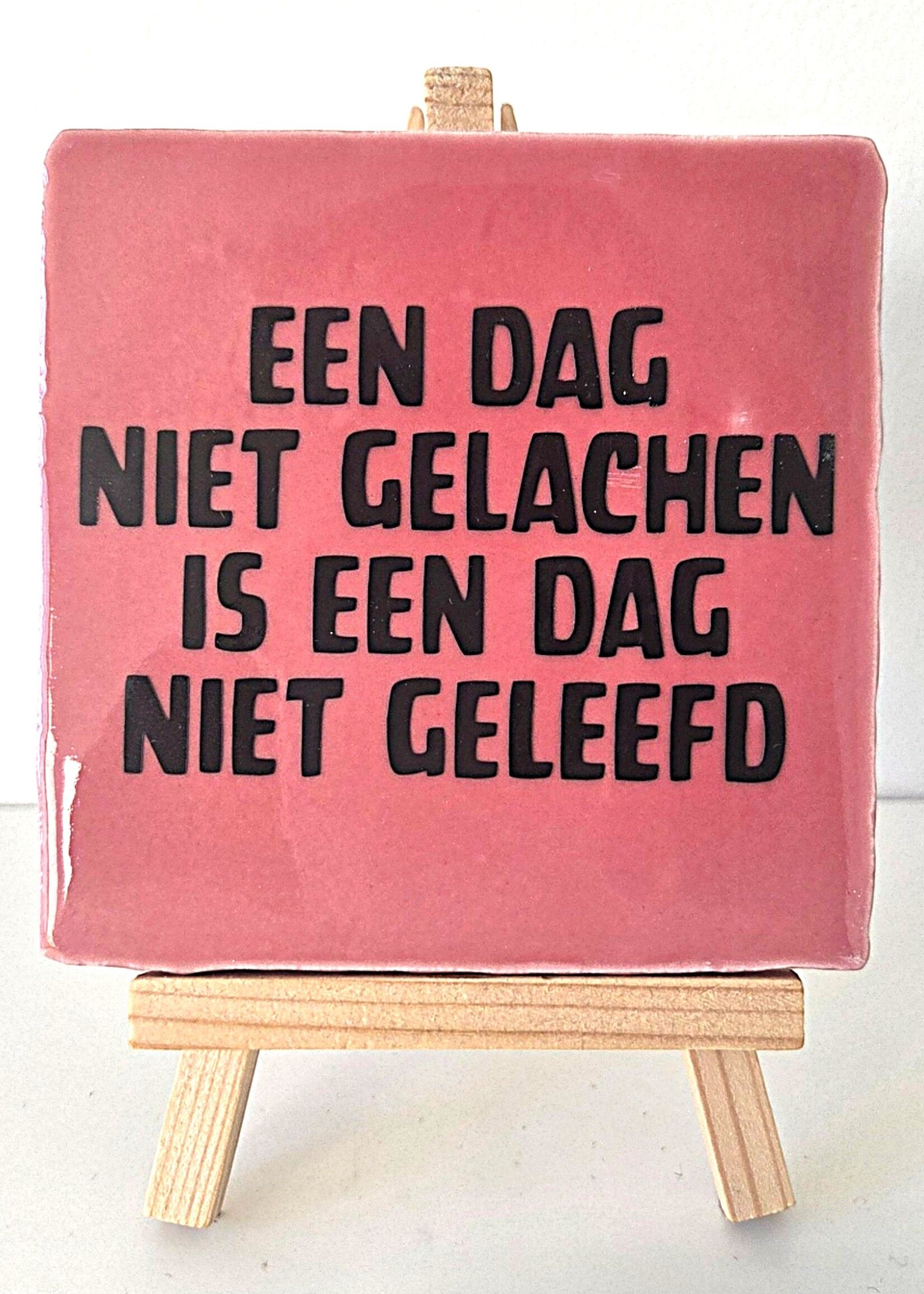 Tegel Quotes Tegel "een dag niet gelachen is een dag niet geleefd" – handgemaakt 10x10 cm