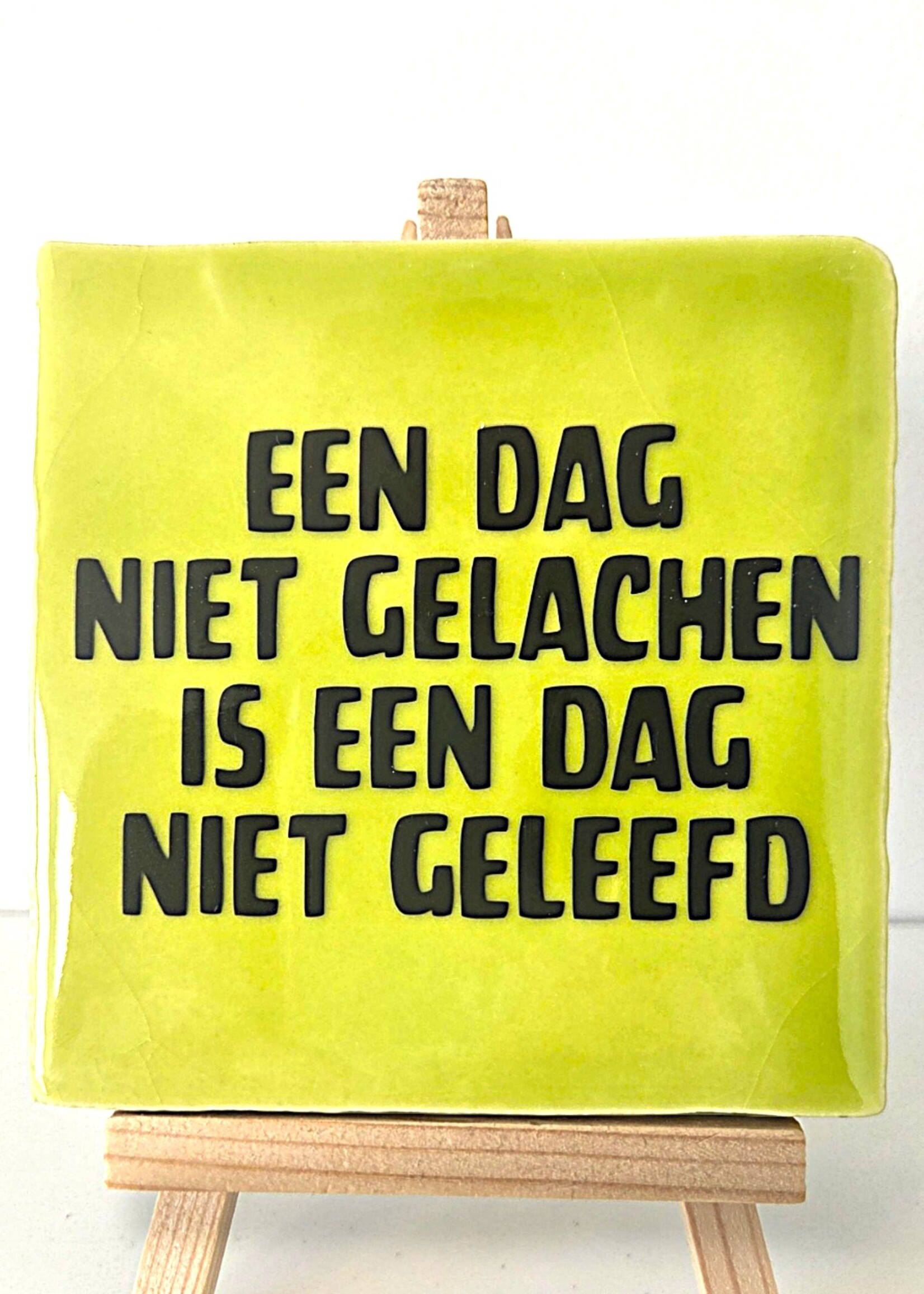 Tegel Quotes Tegel "een dag niet gelachen is een dag niet geleefd" – handgemaakt 10x10 cm