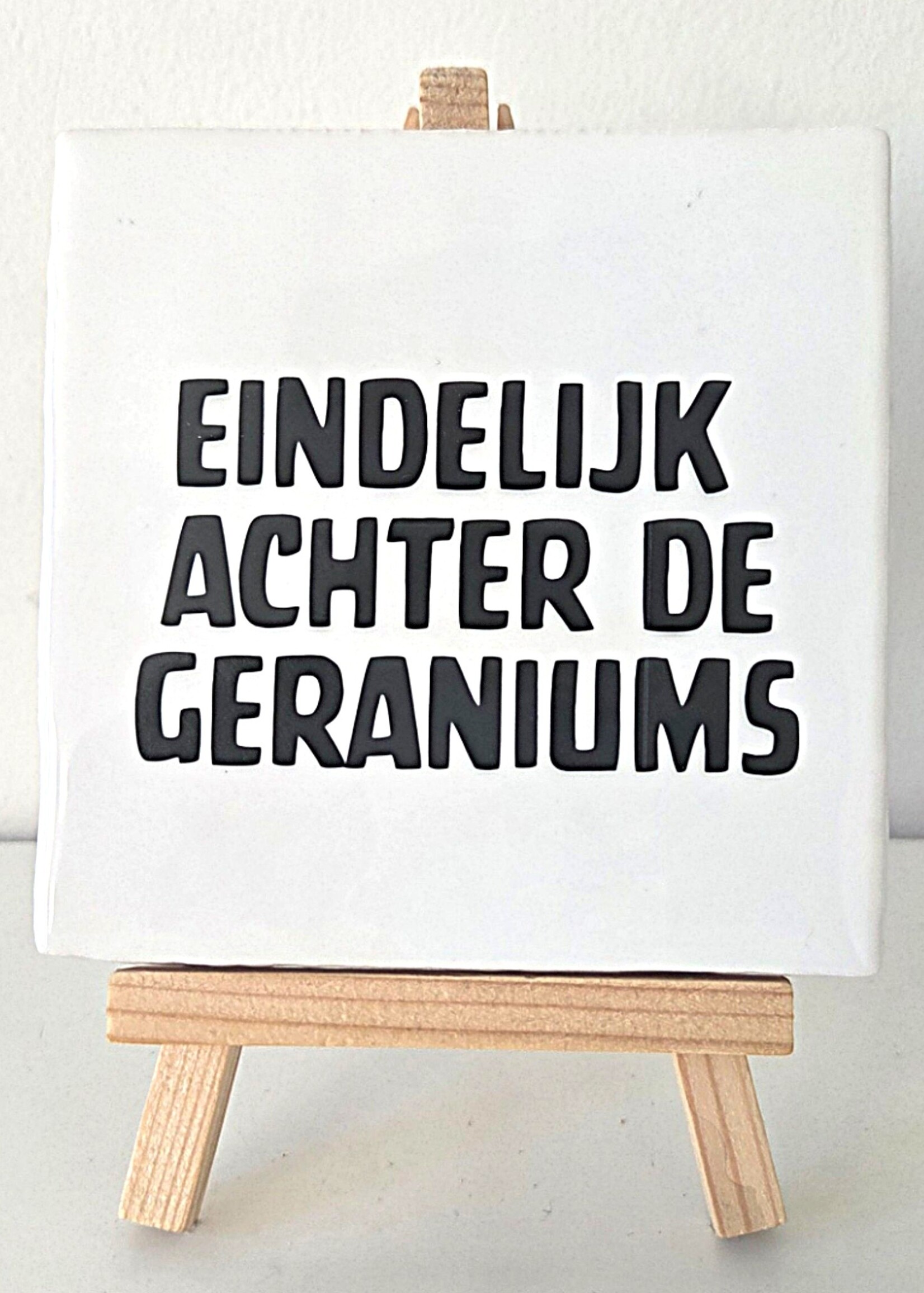 Tegel Quotes Tegel "eindelijk achter de geraniums" – handgemaakt 10x10 cm
