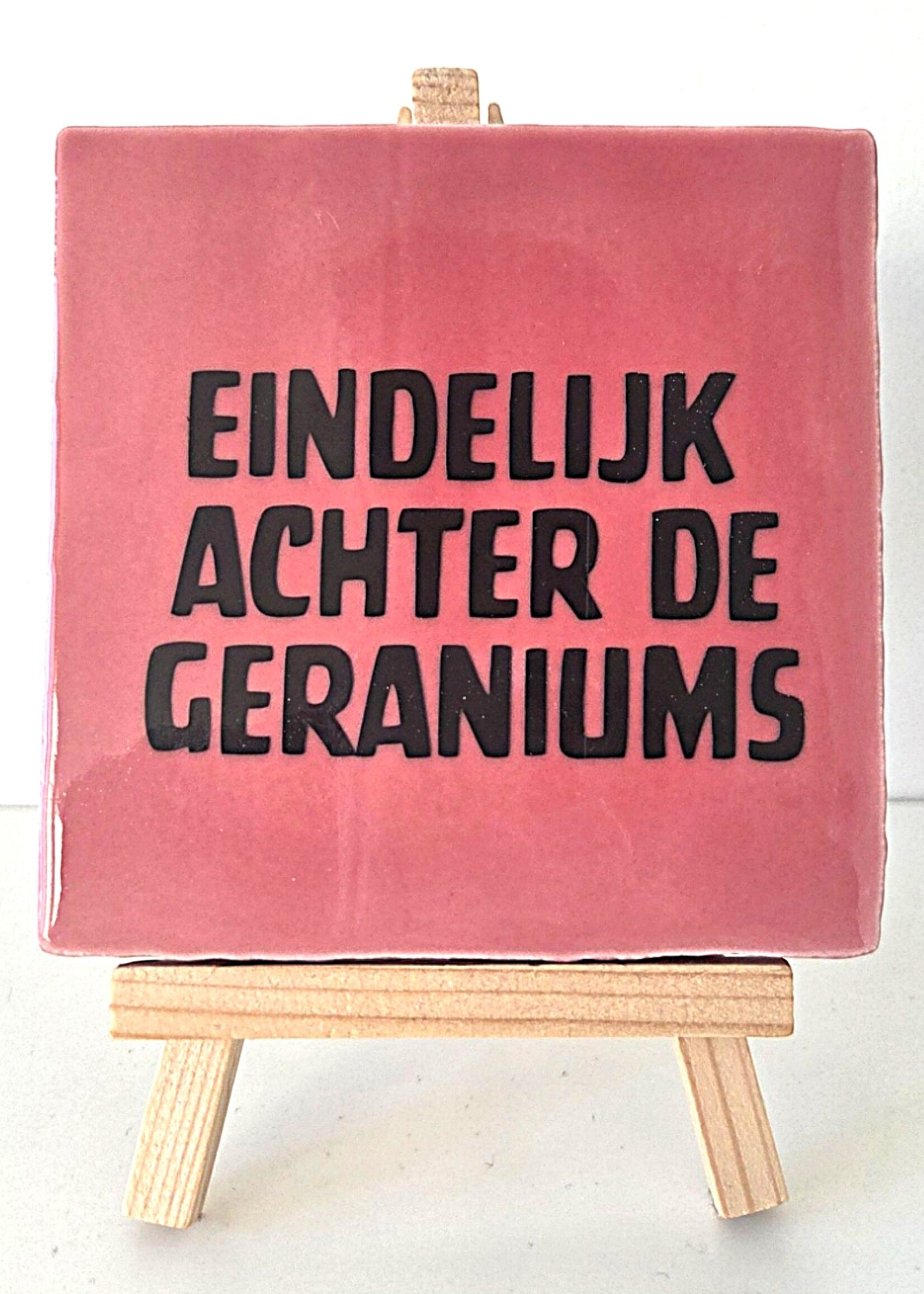 Tegel Quotes Tegel "eindelijk achter de geraniums" – handgemaakt 10x10 cm