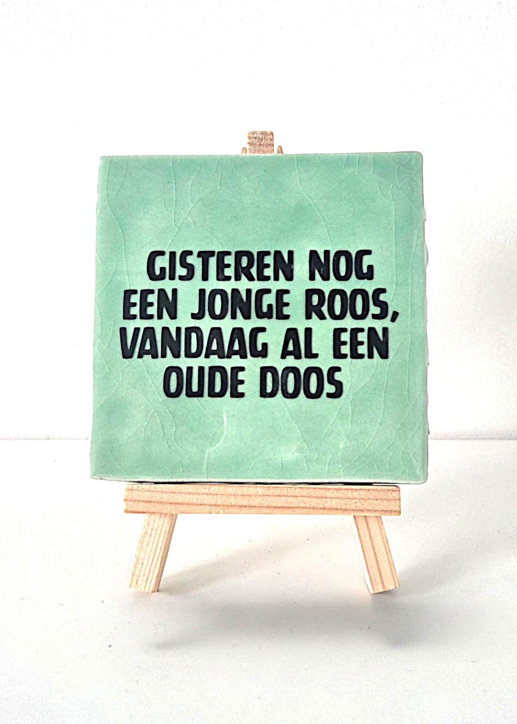 Tegel Quotes Tegel "gister nog een jonge roos, vandaag al een oude doos" – handgemaakt 10x10 cm