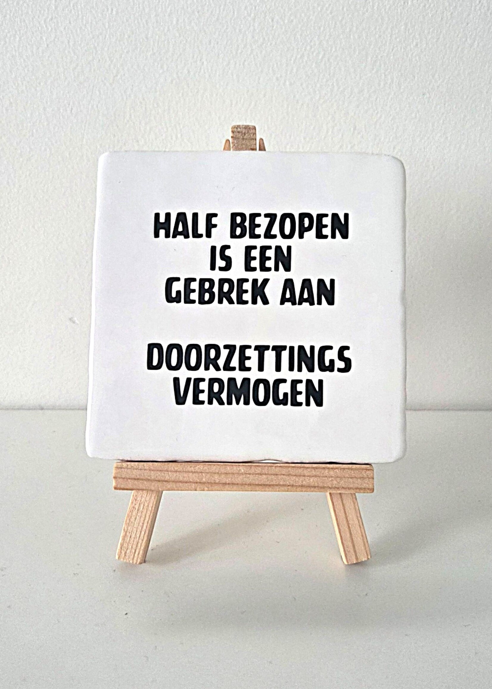 Tegel Quotes Tegel "half bezopen is een gebrek aan doorzettingsvermogen" – handgemaakt 10x10 cm