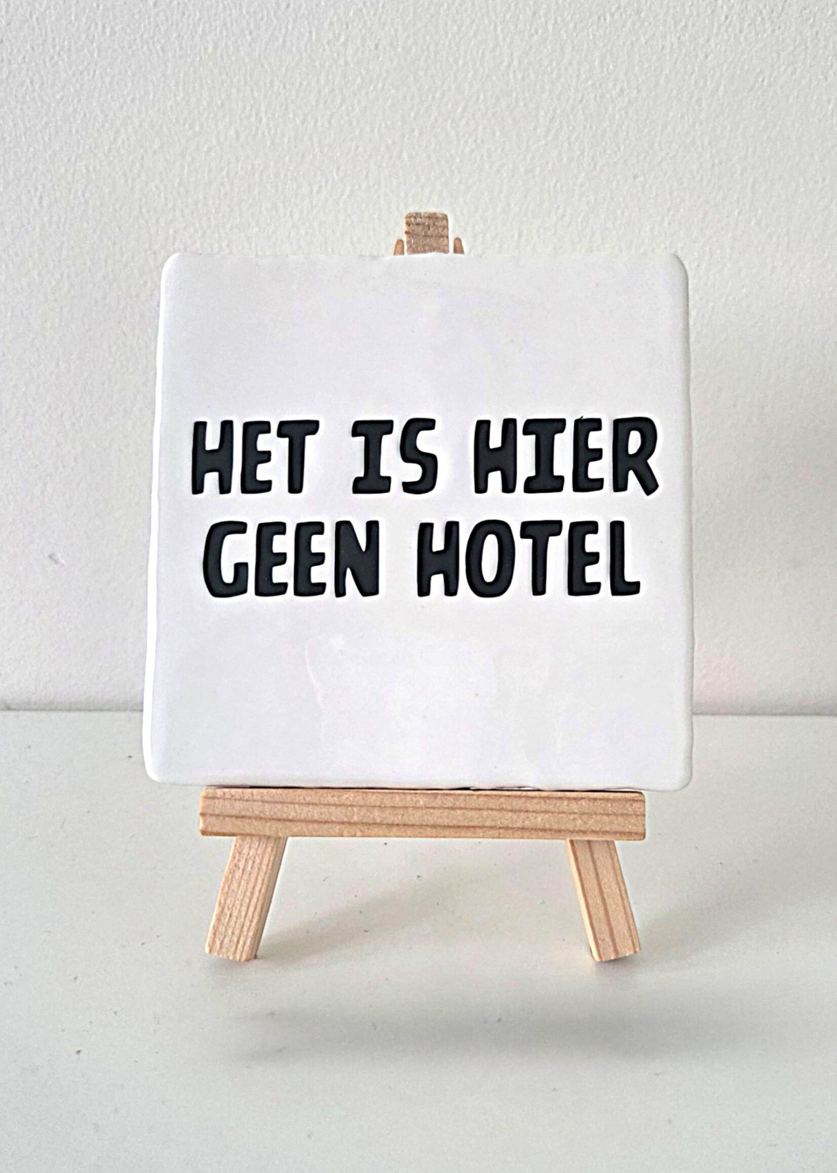 Tegel Quotes Tegel "het is hier geen hotel" – handgemaakt 10x10 cm