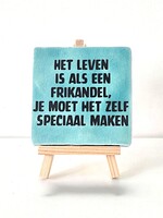 Tegel Quotes het leven is als een frikandel, te moet het zelf speciaal maken - blauw