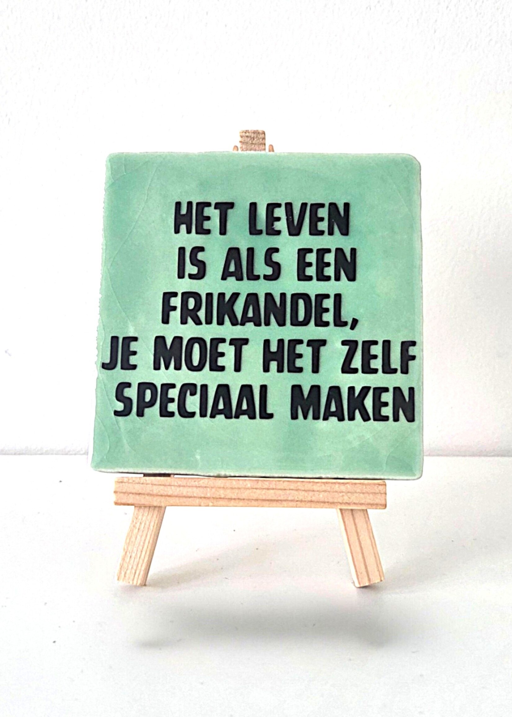 Tegel Quotes Tegel "het leven is als een frikandel, te moet het zelf speciaal maken" – handgemaakt 10x10 cm