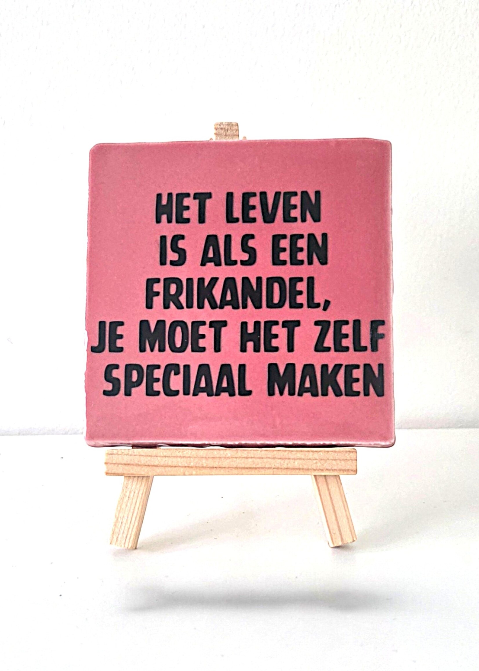 Tegel Quotes Tegel "het leven is als een frikandel, te moet het zelf speciaal maken" – handgemaakt 10x10 cm