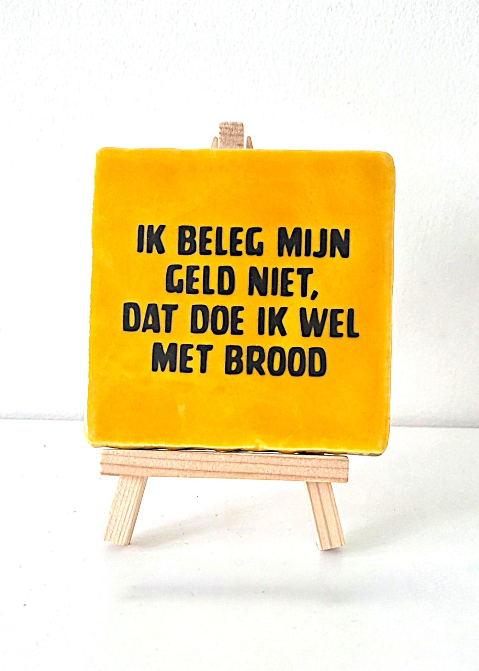 Tegel Quotes Tegel "ik beleg mijn geld niet, dat doe ik wel met brood" – handgemaakt 10x10 cm