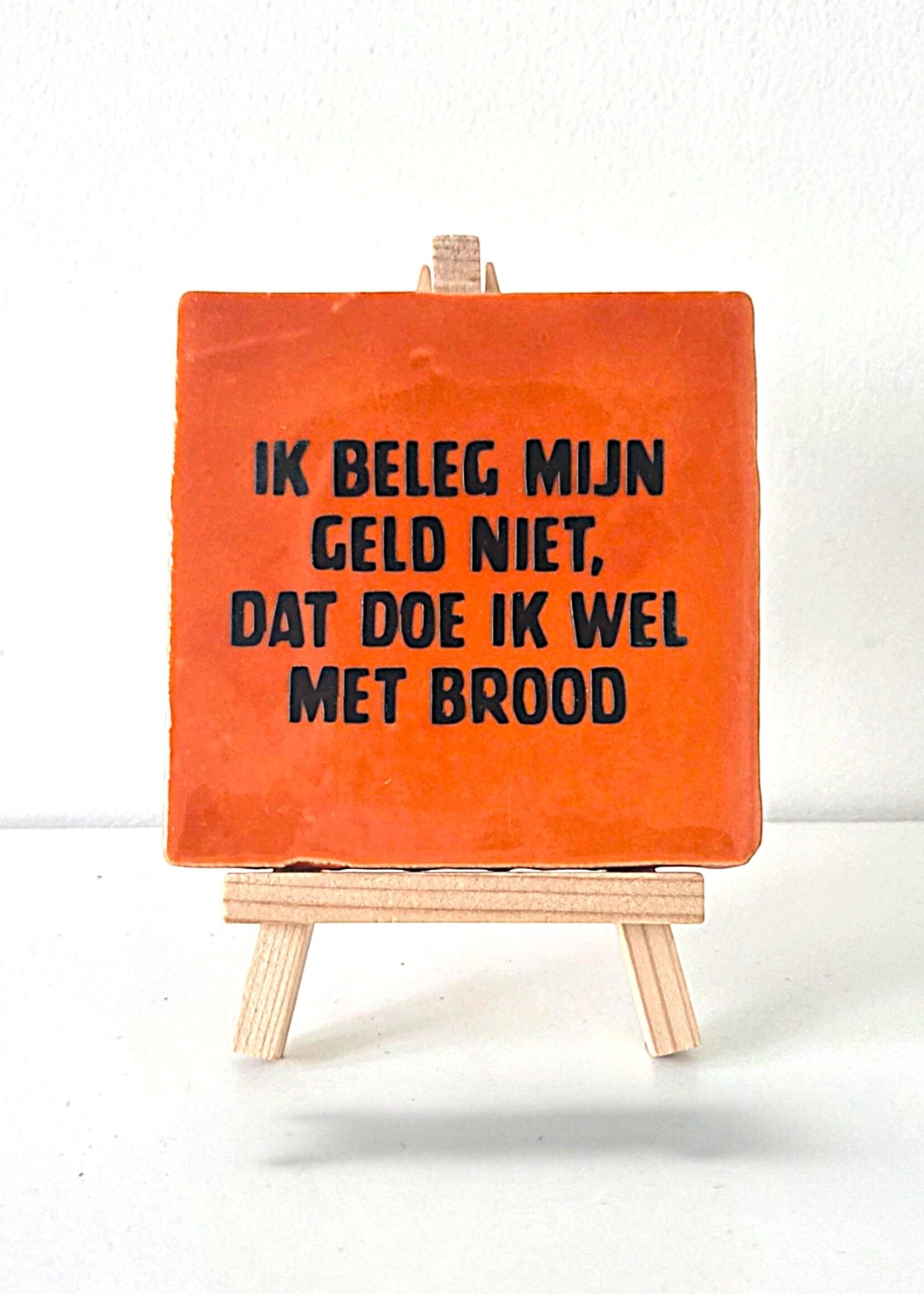 Tegel Quotes Tegel "ik beleg mijn geld niet, dat doe ik wel met brood" – handgemaakt 10x10 cm