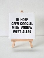 Tegel Quotes ik hoef geen google, mij vrouw weet alles -wit