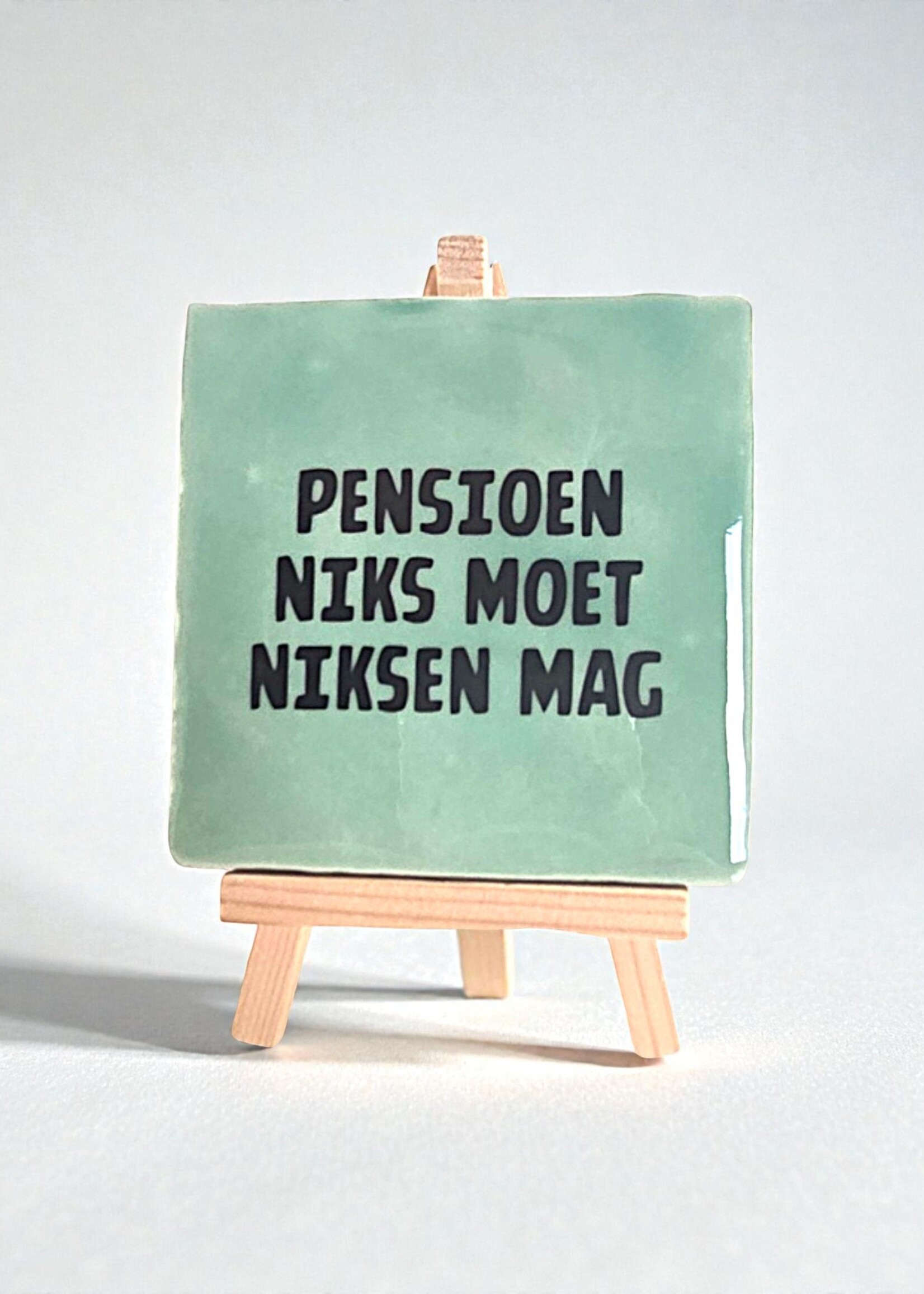 Tegel Quotes Tegel "pensioen , niks moet, niksen mag" – handgemaakt 10x10 cm