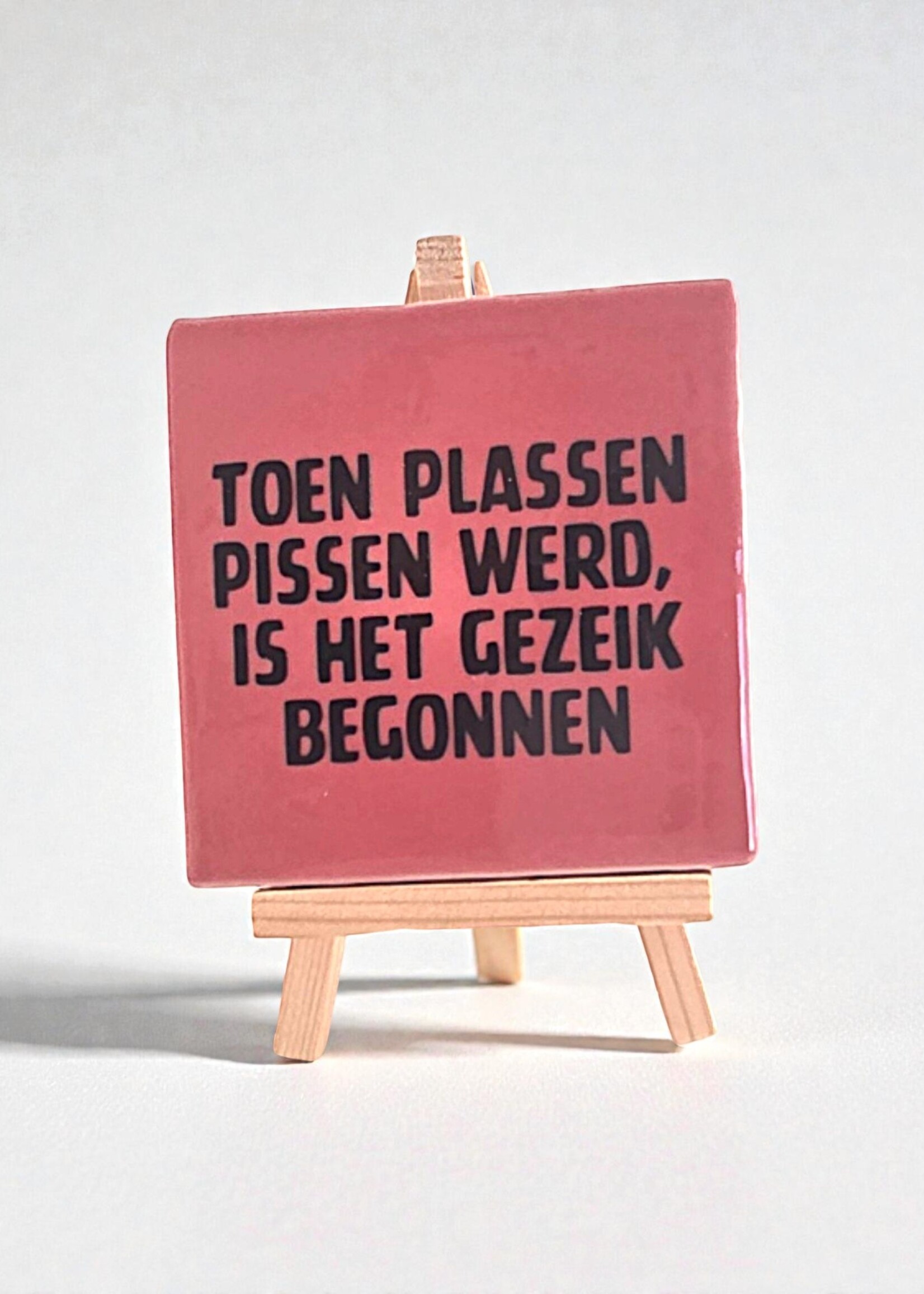 Tegel Quotes Tegel "toen plassen pissen werd, is het gezeik begonnen" – handgemaakt 10x10 cm