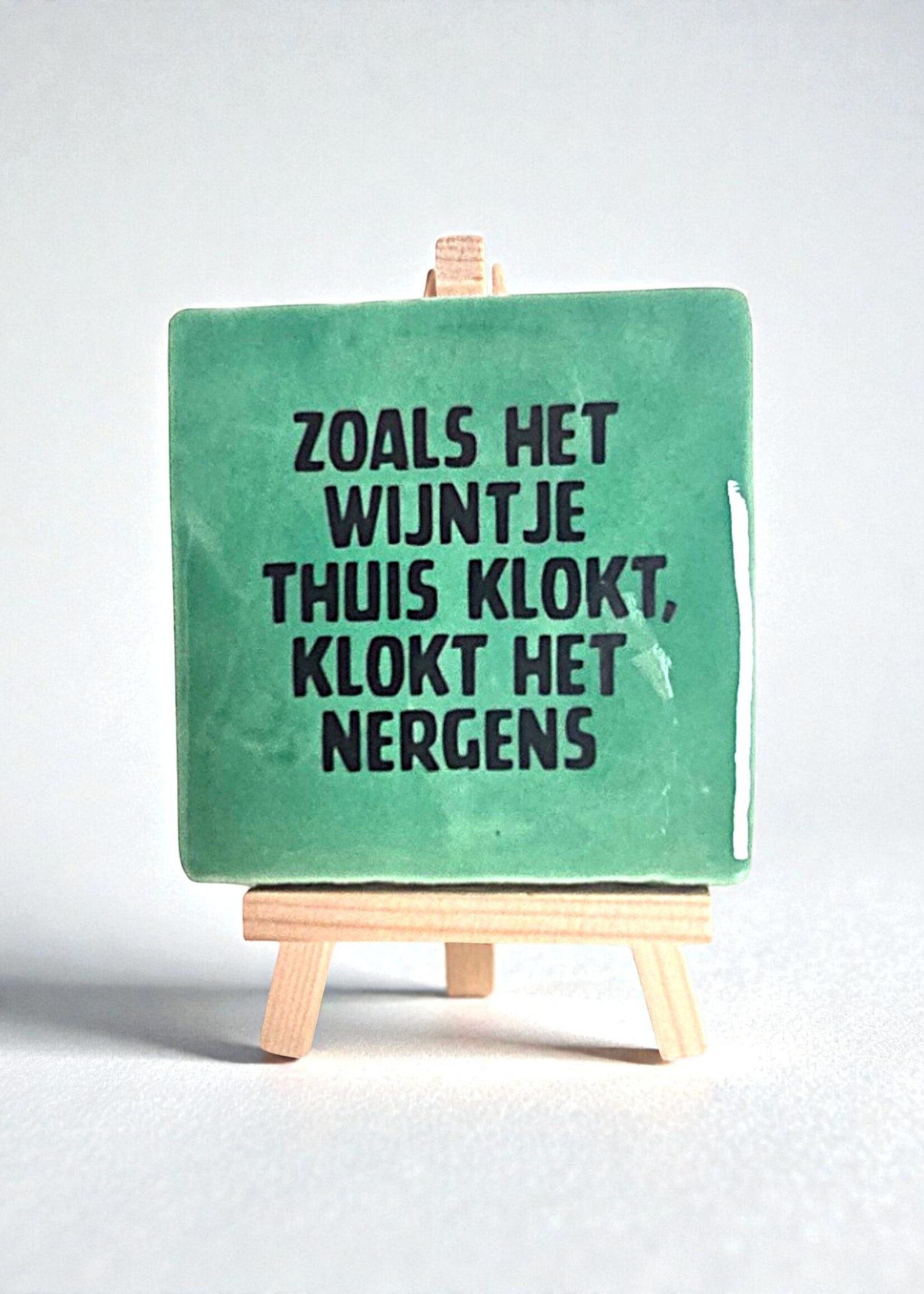 Tegel Quotes Tegel "zoals het wijntje thuis klokt, klokt het nergens" – handgemaakt 10x10 cm