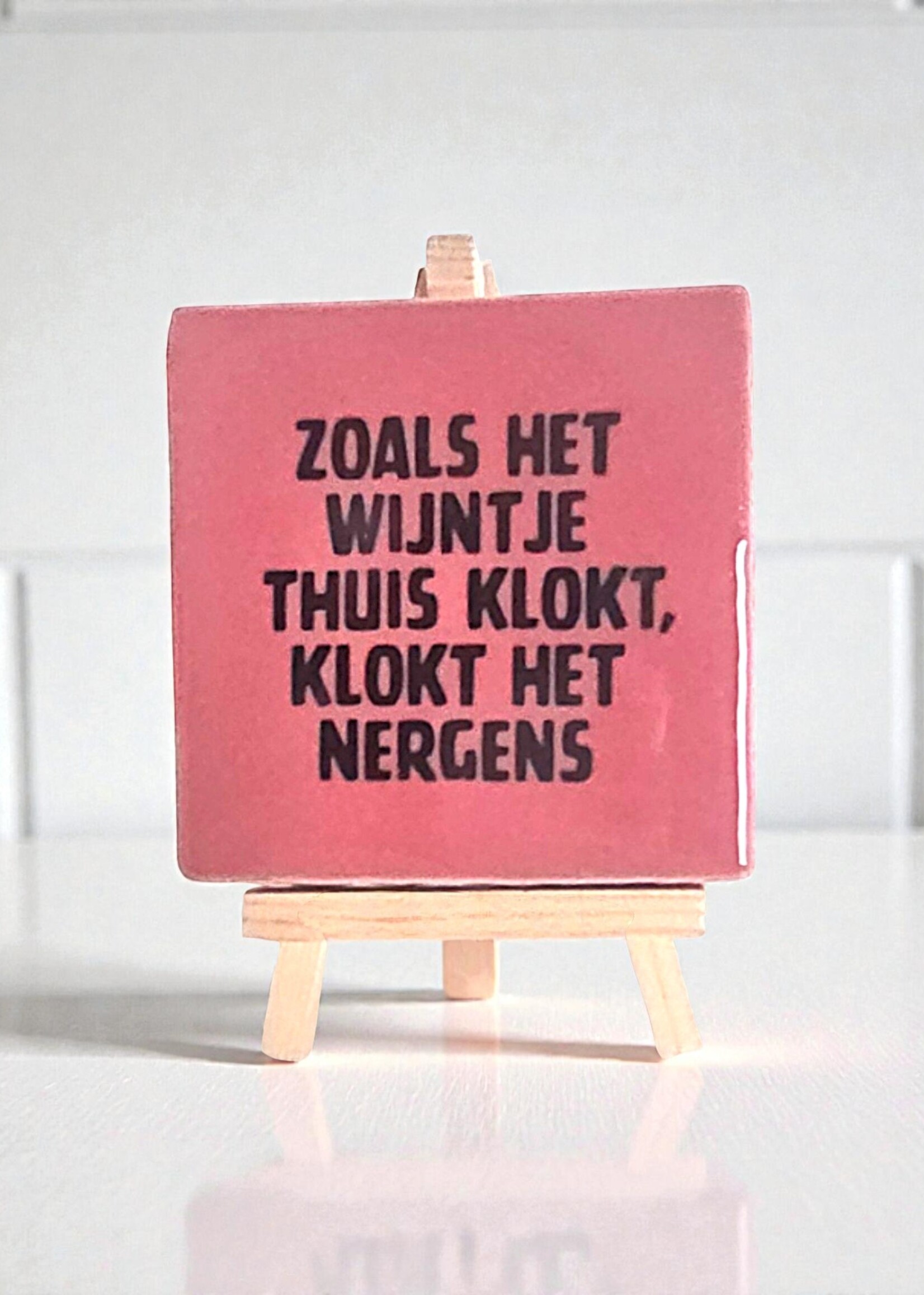 Tegel Quotes Tegel "zoals het wijntje thuis klokt, klokt het nergens" – handgemaakt 10x10 cm