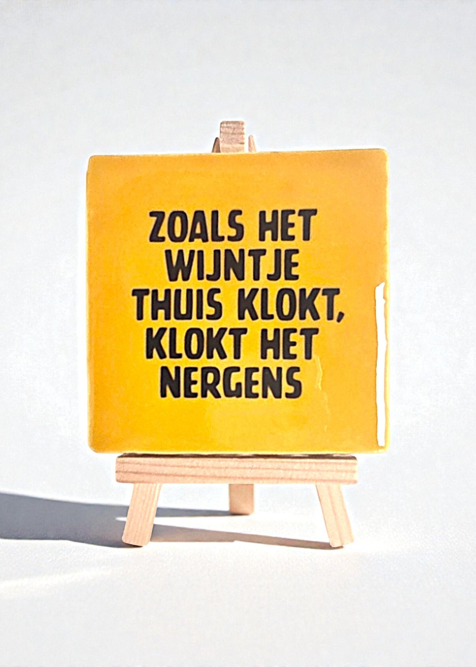 Tegel Quotes Tegel "zoals het wijntje thuis klokt, klokt het nergens" – handgemaakt 10x10 cm
