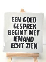 Tegel Quotes een goed gesprek begint met iemand echt zien - grijs