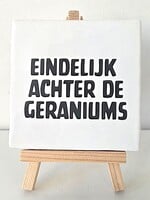 Tegel Quotes eindelijk achter de geraniums - wit