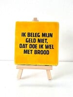 Tegel Quotes ik beleg mijn geld niet, dat doe ik wel met brood - geel