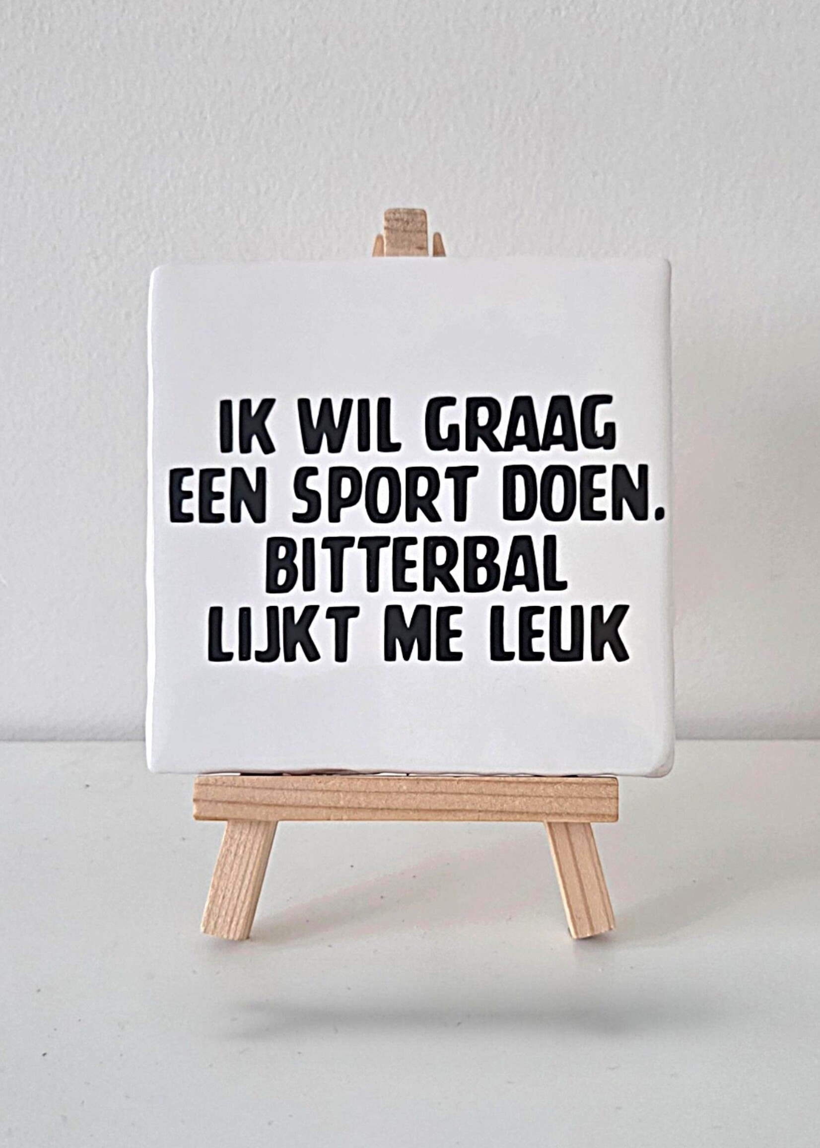 Tegel Quotes Tegel "ik wil graag een sport doen , bitterbal lijkt me leuk" – handgemaakt 10x10 cm