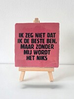 Tegel Quotes ik zeg niet dat ik de beste ben, maar zonder mij wordt het niks - roze