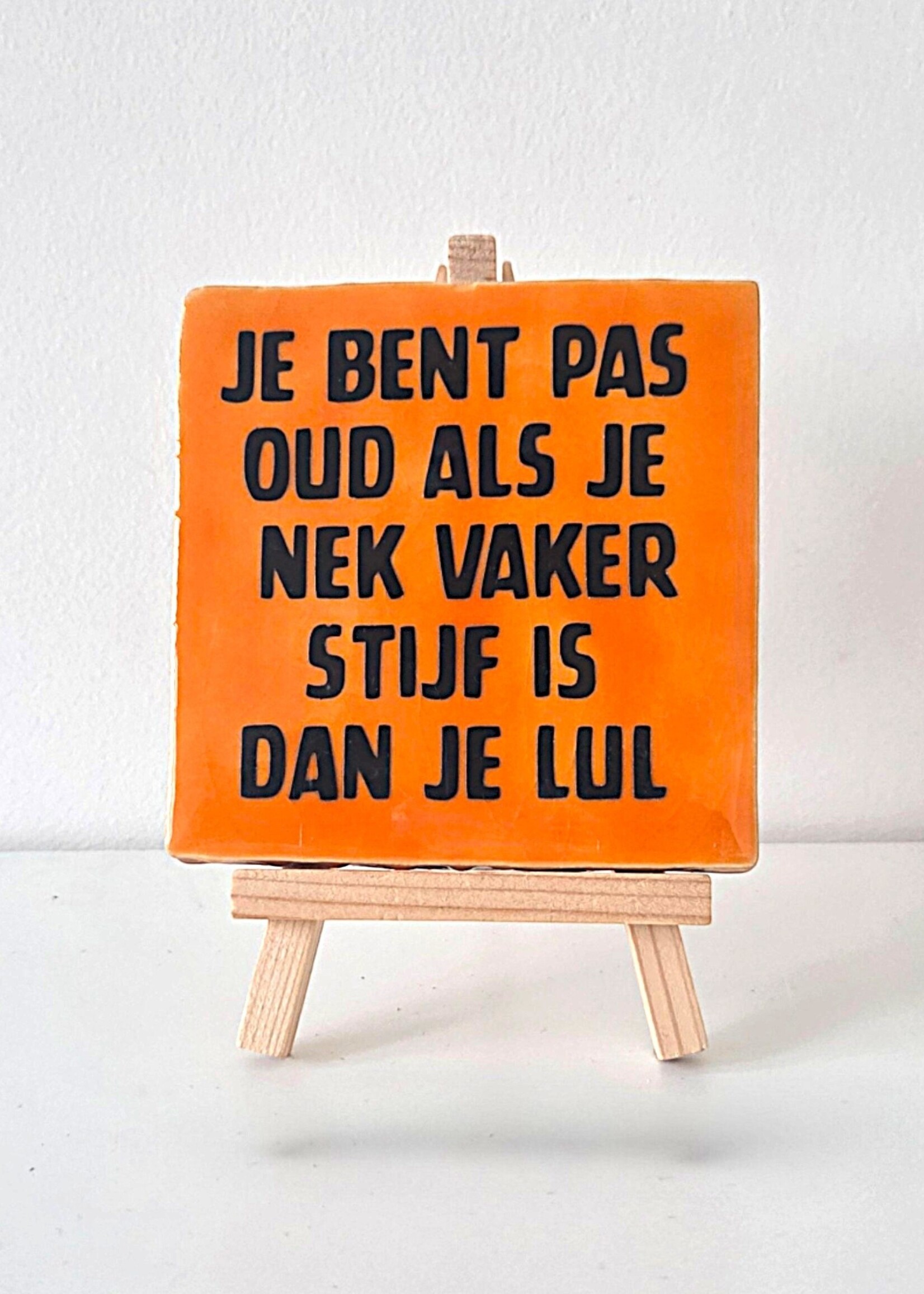 Tegel Quotes Tegel "Je bent pas oud als je nek vaker stijf is dan je lul" – handgemaakt 10x10 cm