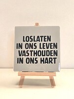 Tegel Quotes loslaten in ons leven vasthouden in ons hart- grijs