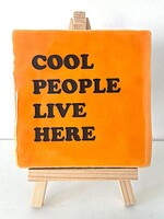 Tegel Quotes cool people live here - oranje
