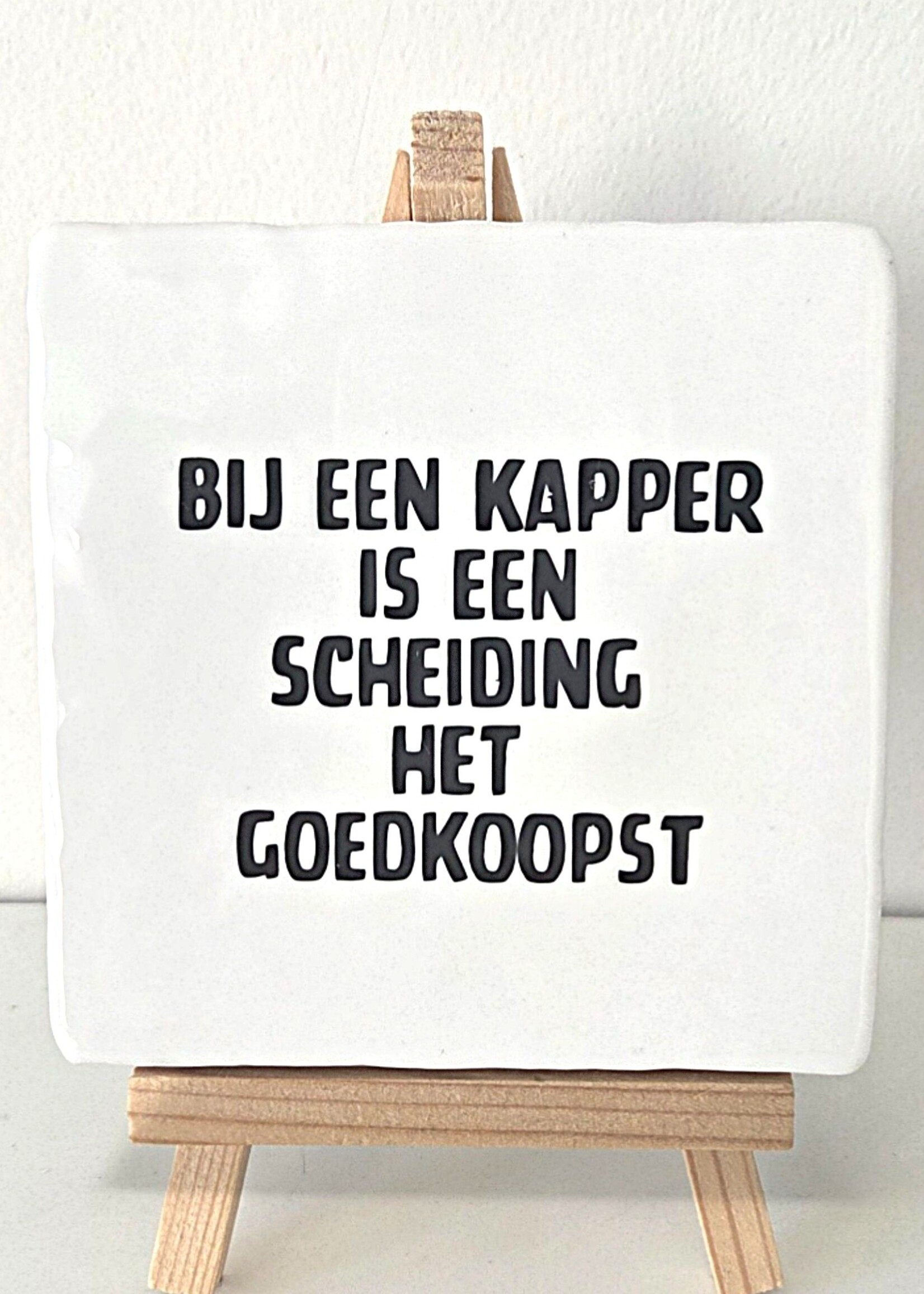 Tegel Quotes Tegel "Bij een kapper is een scheiding het goedkoopst" – handgemaakt 10x10 cm