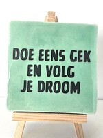 Tegel Quotes doe eens gek en volg je droom - groen