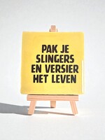 Tegel Quotes pak je slingers en versier het leven - geel