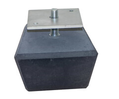 Betonpoer laag 150x150x100mm met facetrand, plaatje en M16 draad (49 stuks/pallet)