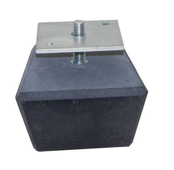 Betonpoer laag 150x150x100mm met facetrand, plaatje en M16 draad (49 stuks/pallet)