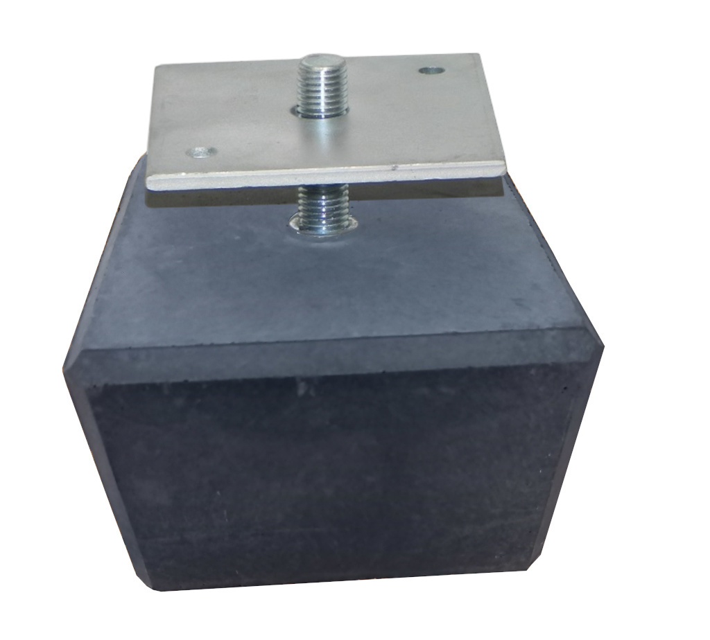 Betonpoer laag 150x150x100mm met facetrand, plaatje en M16 draad (49 stuks/pallet)