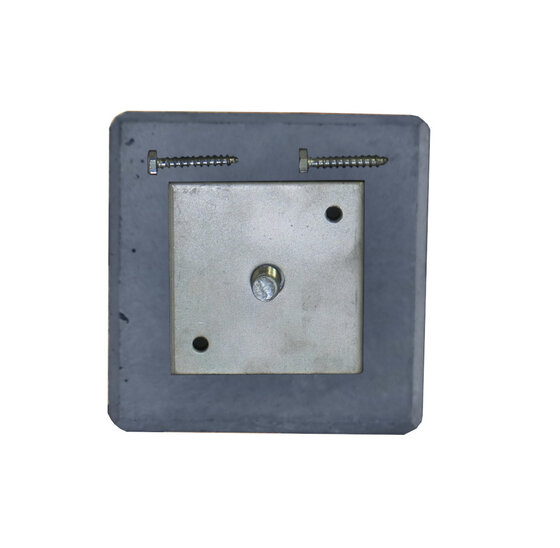 Betonpoer laag 150x150x100mm met facetrand, plaatje en M16 draad (49 stuks/pallet)