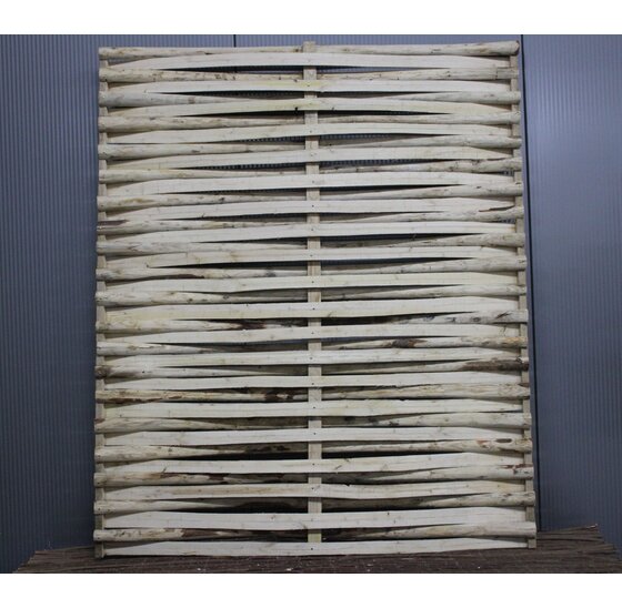 Kastanjescherm van halve kastanje paaltjes