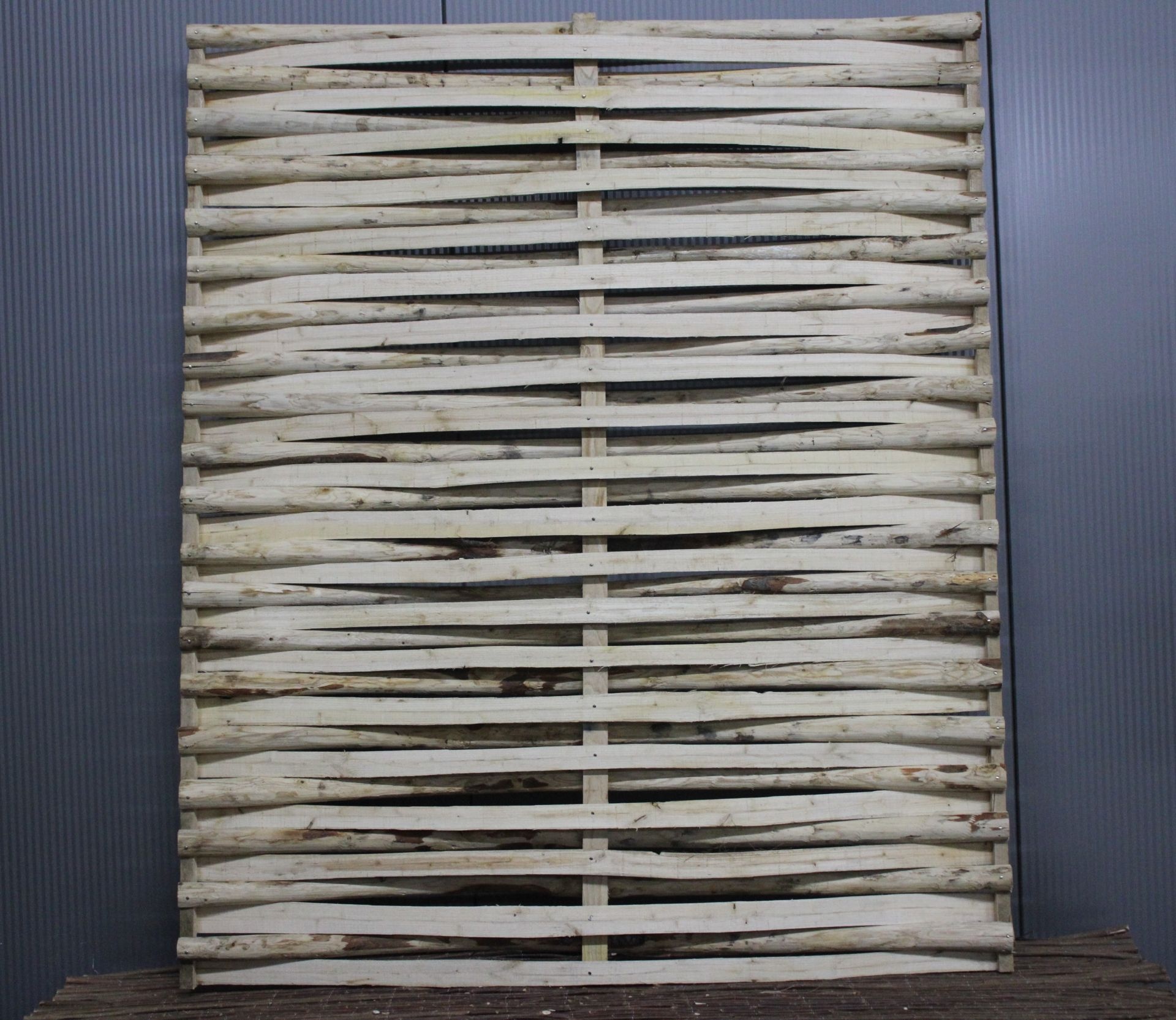 Kastanjescherm van halve kastanje paaltjes