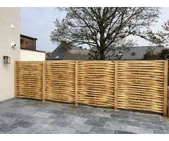 Kastanjescherm  van halve kastanje paaltjes