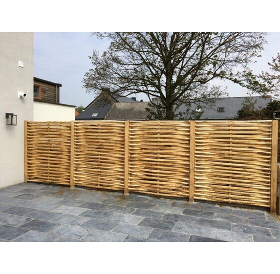 Kastanjescherm van halve kastanje paaltjes