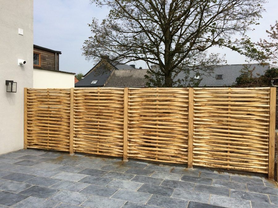 Kastanjescherm van halve kastanje paaltjes